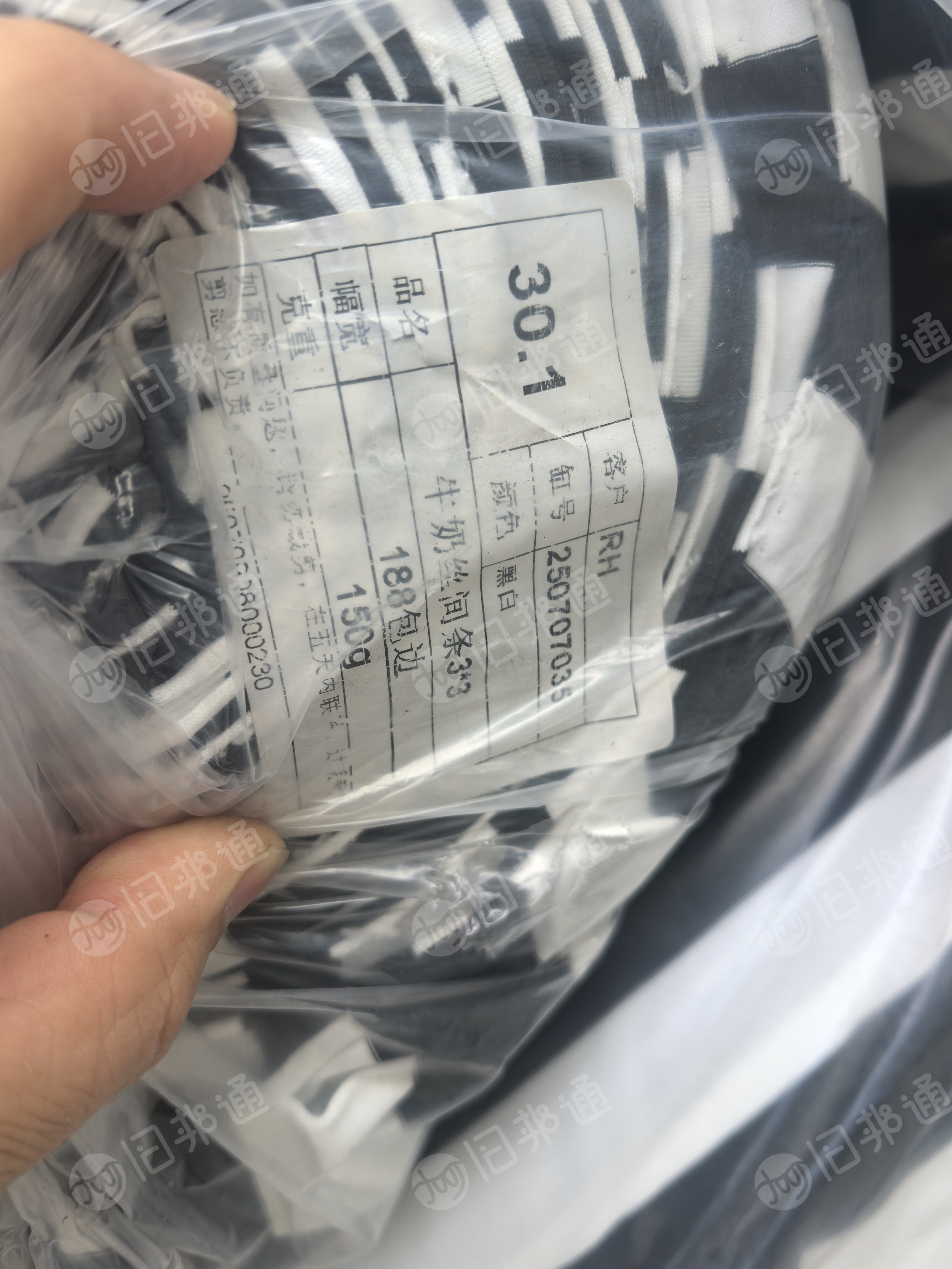 出售牛奶丝杠条成品布,库存牛奶丝,牛奶丝条纹布,现货有6吨左右,货在广东揭阳
