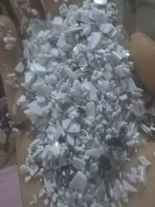 出售清洗好的pet吸塑盒破碎料，乳白，含少量棉，现货100多吨