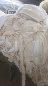 长期出售全棉卷筒布二头切下的纯棉布条，纯棉边角料，有一面带浆，现货20吨