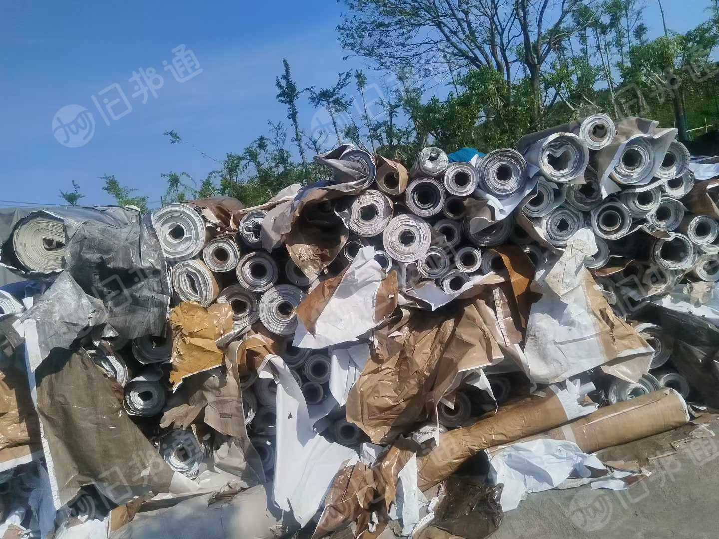 长期出售硬性PVC墙纸废料，有卷筒的也，有打包的