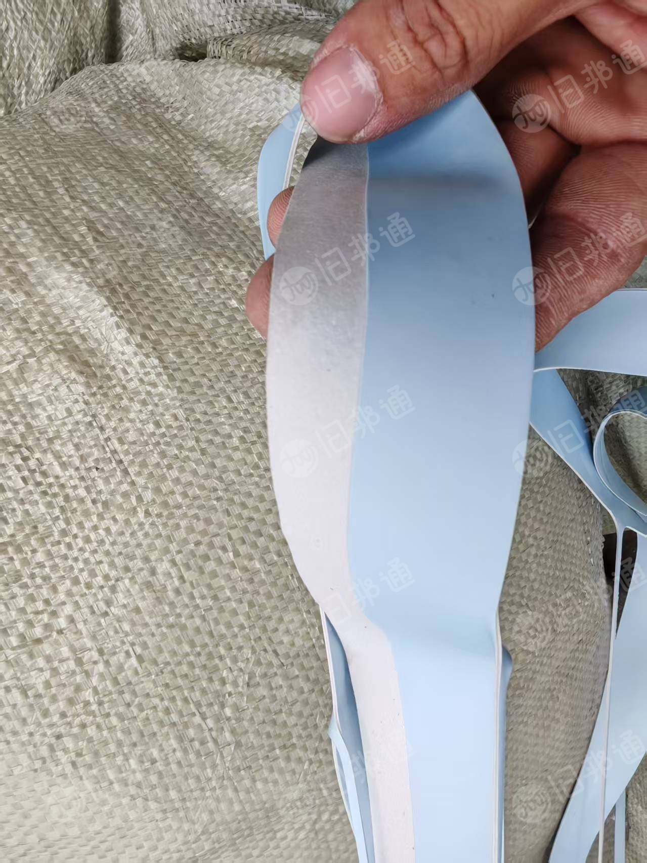 出售皮革边角料，是做皮本子的边角料，现货二三十吨