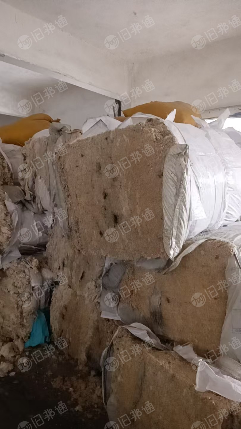 出售地毯上下来的尼龙丝，现货100多吨，每月三四十吨