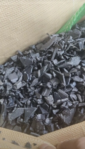 常年出售黑色低压托盘破碎料，现货6吨左右