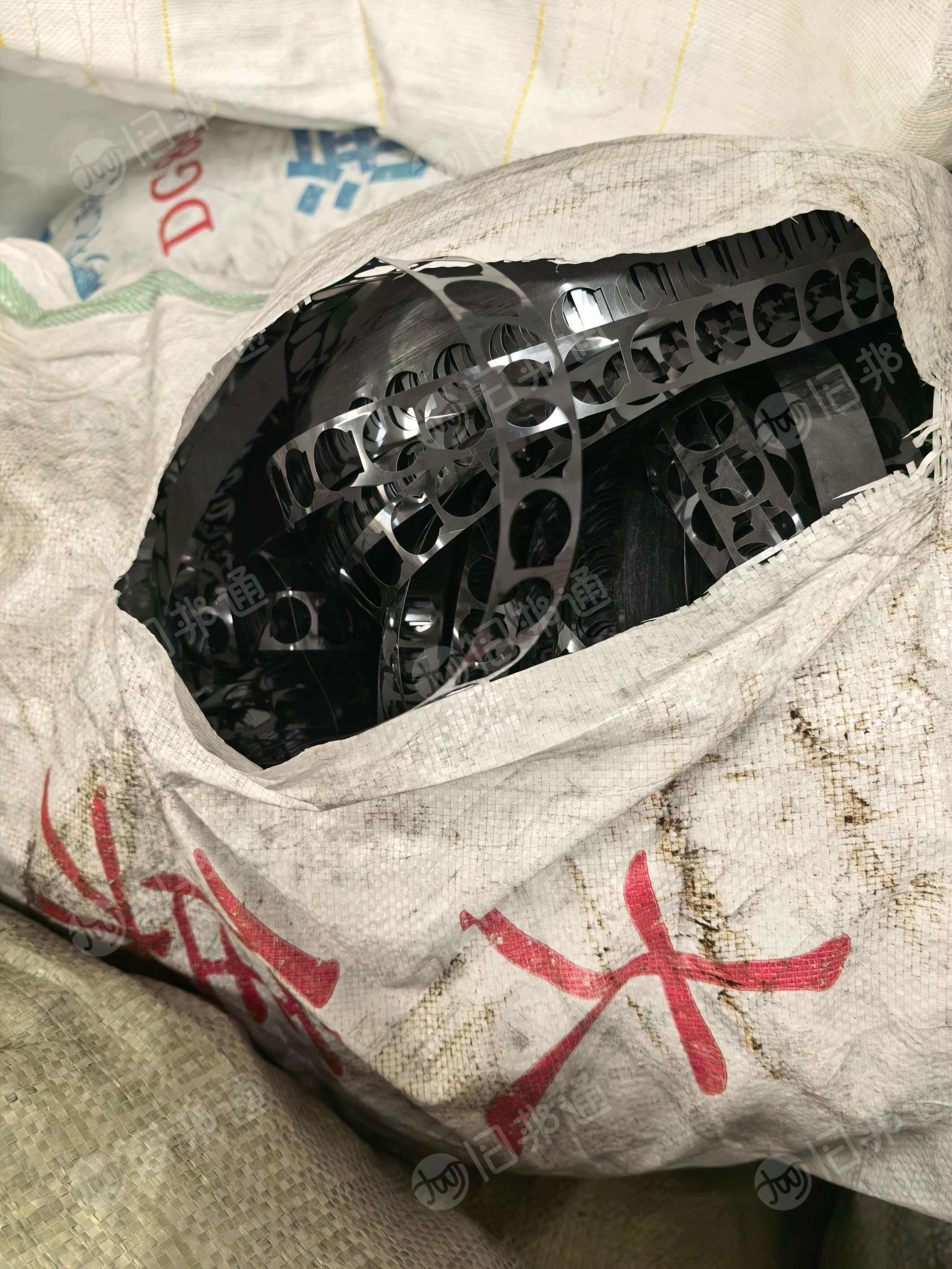 出售电池垫片冲孔料,有乳白,钛白,蓝色,黑色,现货20多