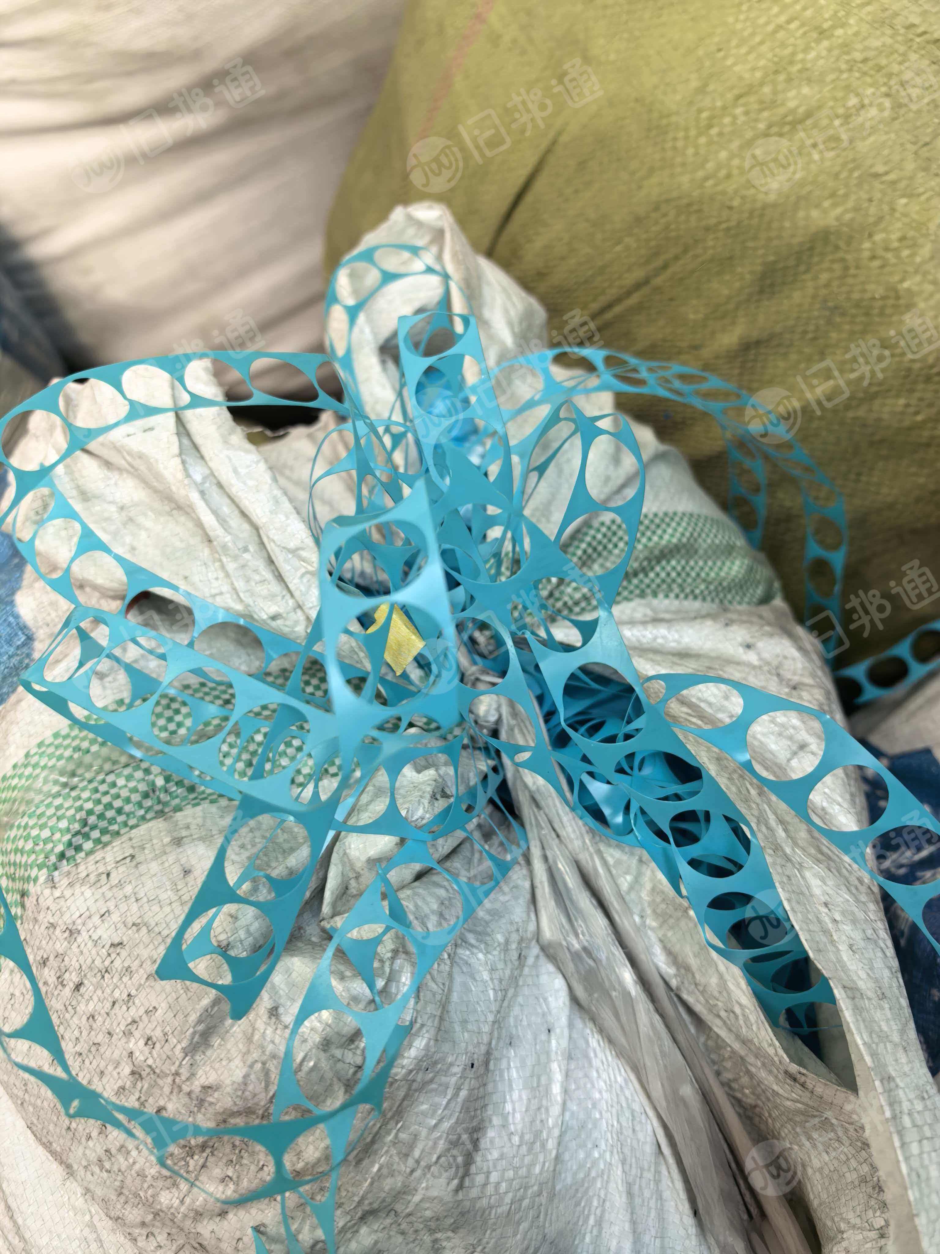 出售电池垫片冲孔料，有乳白，钛白，蓝色，黑色，现货20多