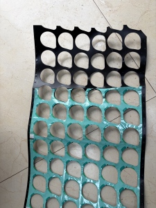 出售饮料厂下来的pp铝塑膜，环保食品级，含铝量20%，无杂质无标签，现货30吨