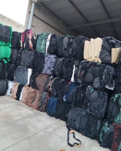 长期出售杂色涤丙无纺布，涤丙下脚料，含涤80%，在江苏扬州