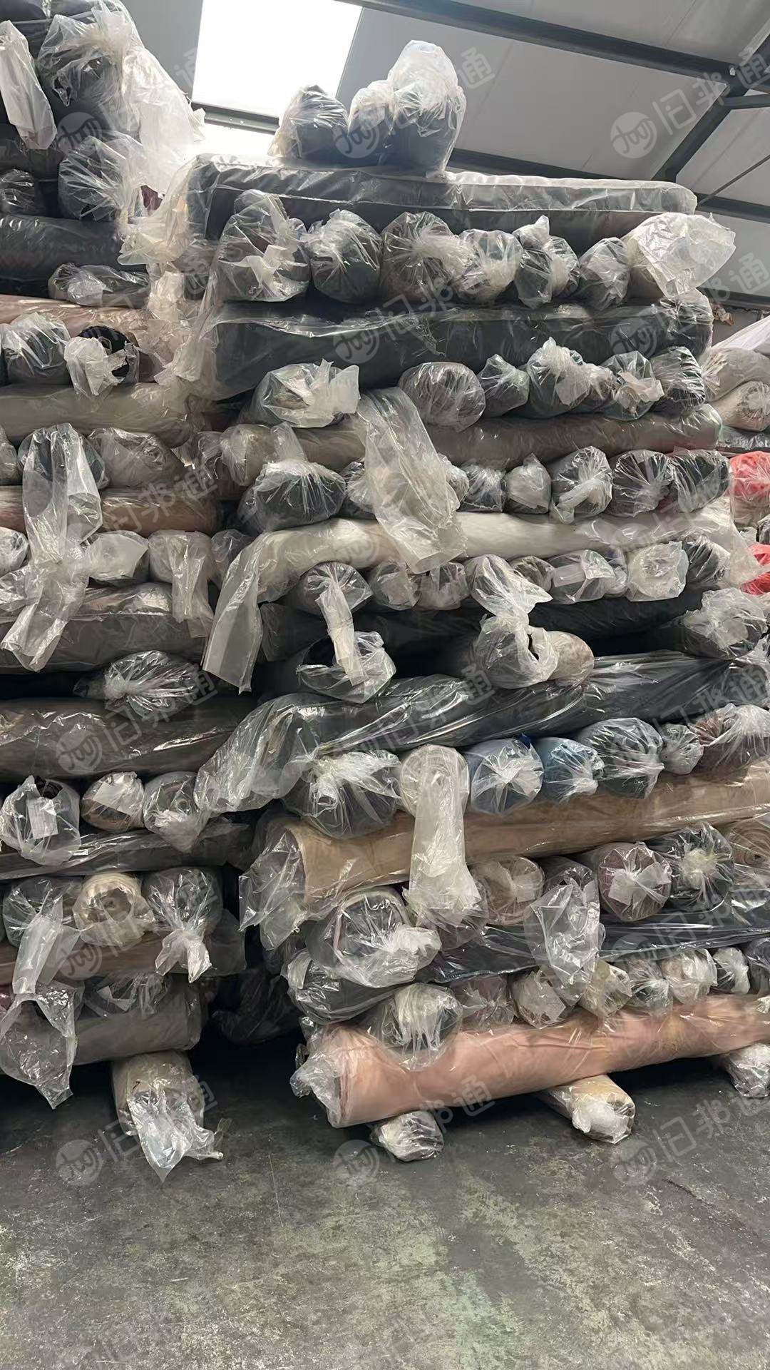 出售染色纯棉胚布,涤棉坯布,也有带弹力的,不同批次,门幅克重不等,统货出,现货80吨,在山东潍坊