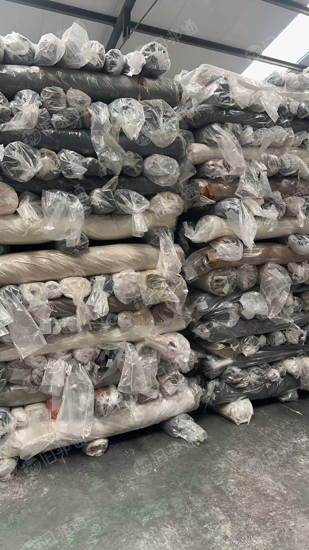 出售染色纯棉胚布,涤棉坯布,也有带弹力的,不同批次,门幅克重不等,统货出,现货80吨,在山东潍坊