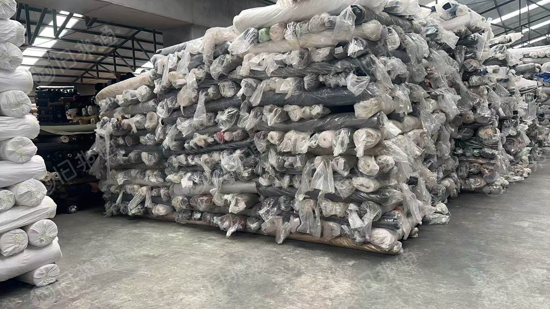 出售染色纯棉胚布，涤棉坯布，也有带弹力的，不同批次，门幅克重不等，统货出，现货80吨，在山东潍坊