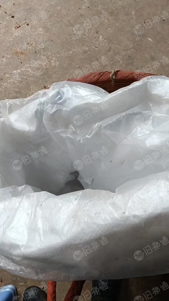 出售废旧编织袋，没有清洗过，内膜也有一部分没去掉，可按要求去内膜，月产上百吨