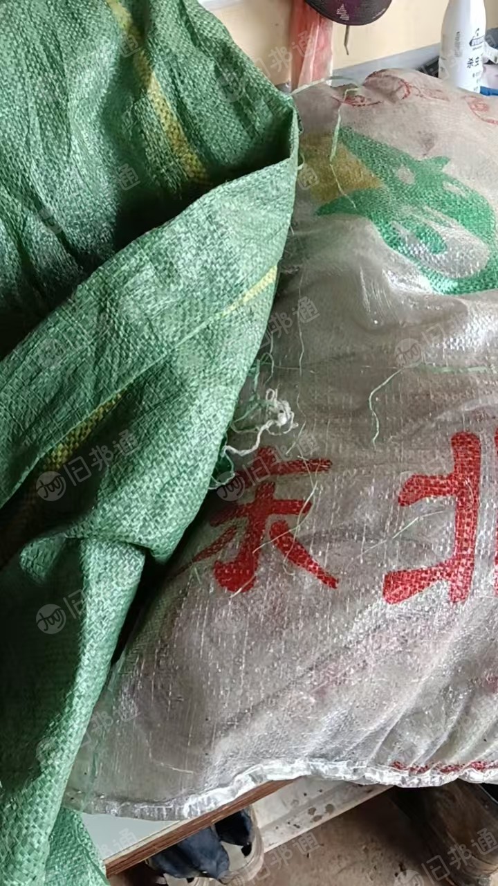 出售废旧编织袋，没有清洗过，内膜也有一部分没去掉，可按要求去内膜，月产上百吨