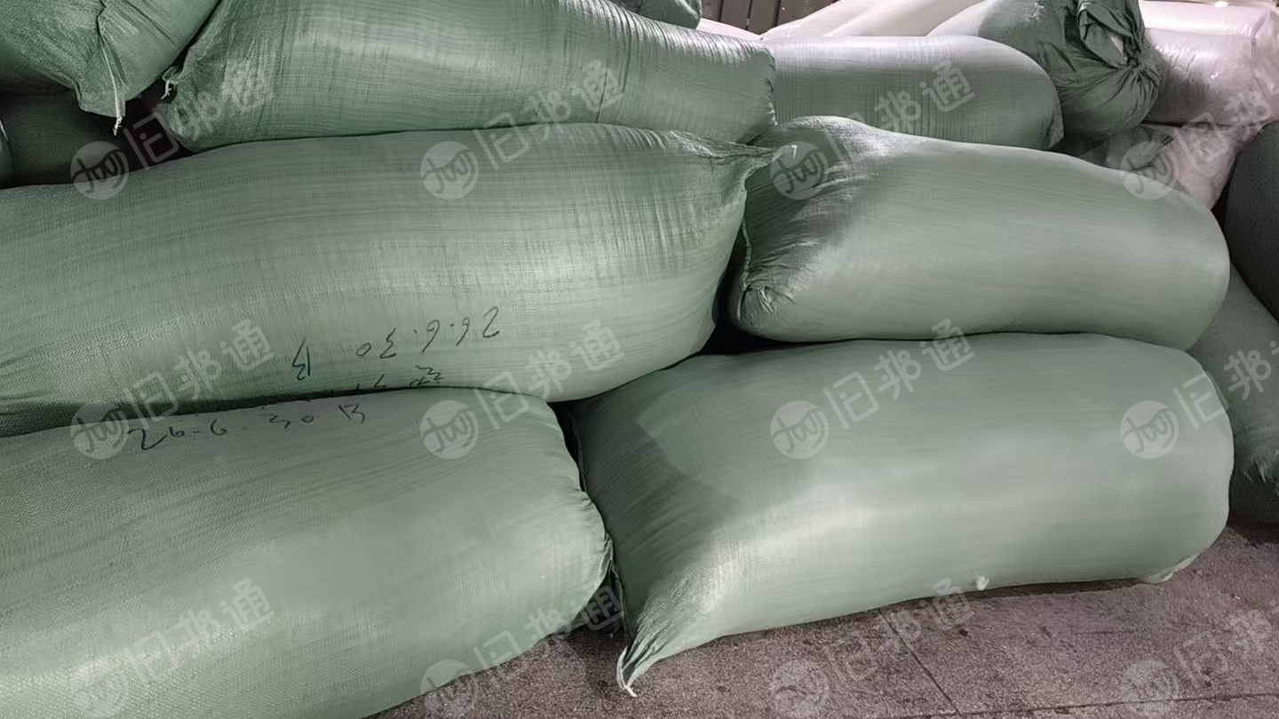 长期出售做被子下来的丝棉下脚料，喷胶棉下脚料，月供20吨左右，货在广东东莞