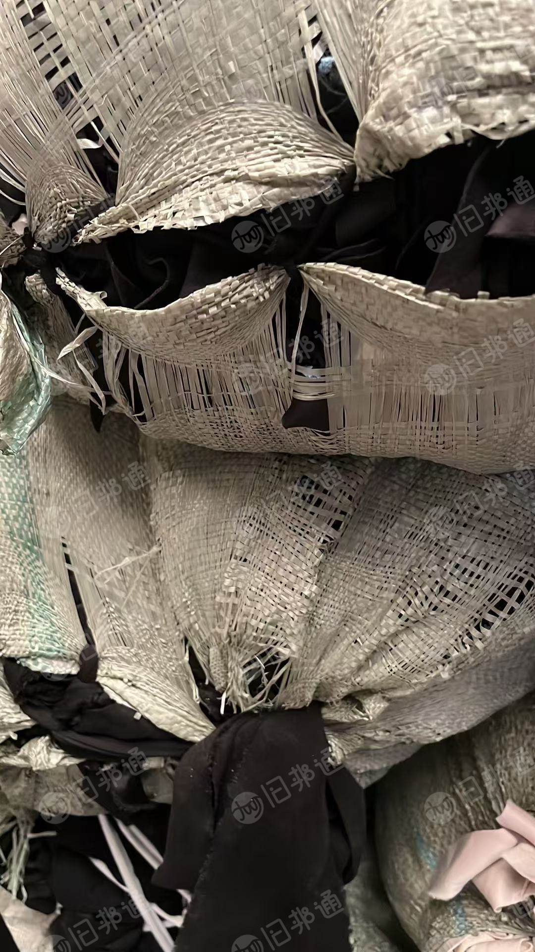 长期出售制衣厂下来的涤棉废布，涤棉开花料，含棉80左右，现货四十吨左右，货在湖南常德