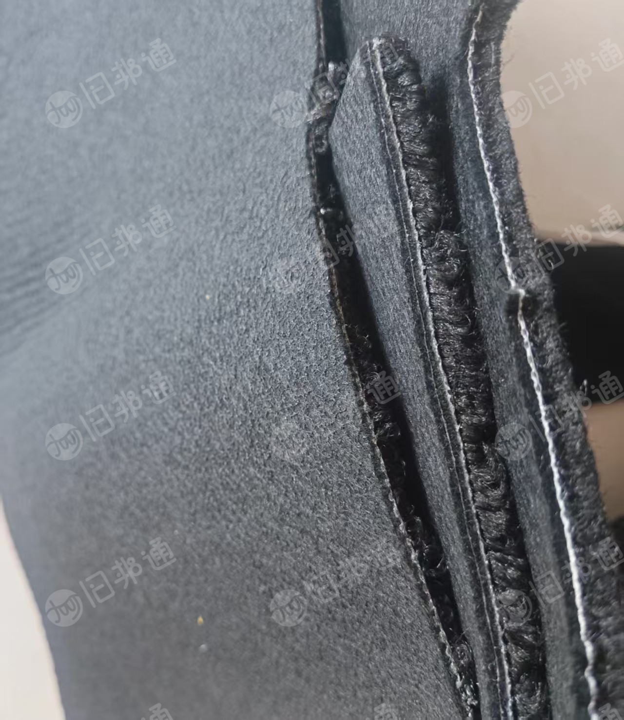 长期出售汽车脚垫边角料，绒面是丙纶，衬底是涤纶，只能开花用，月供30多吨，货在天津