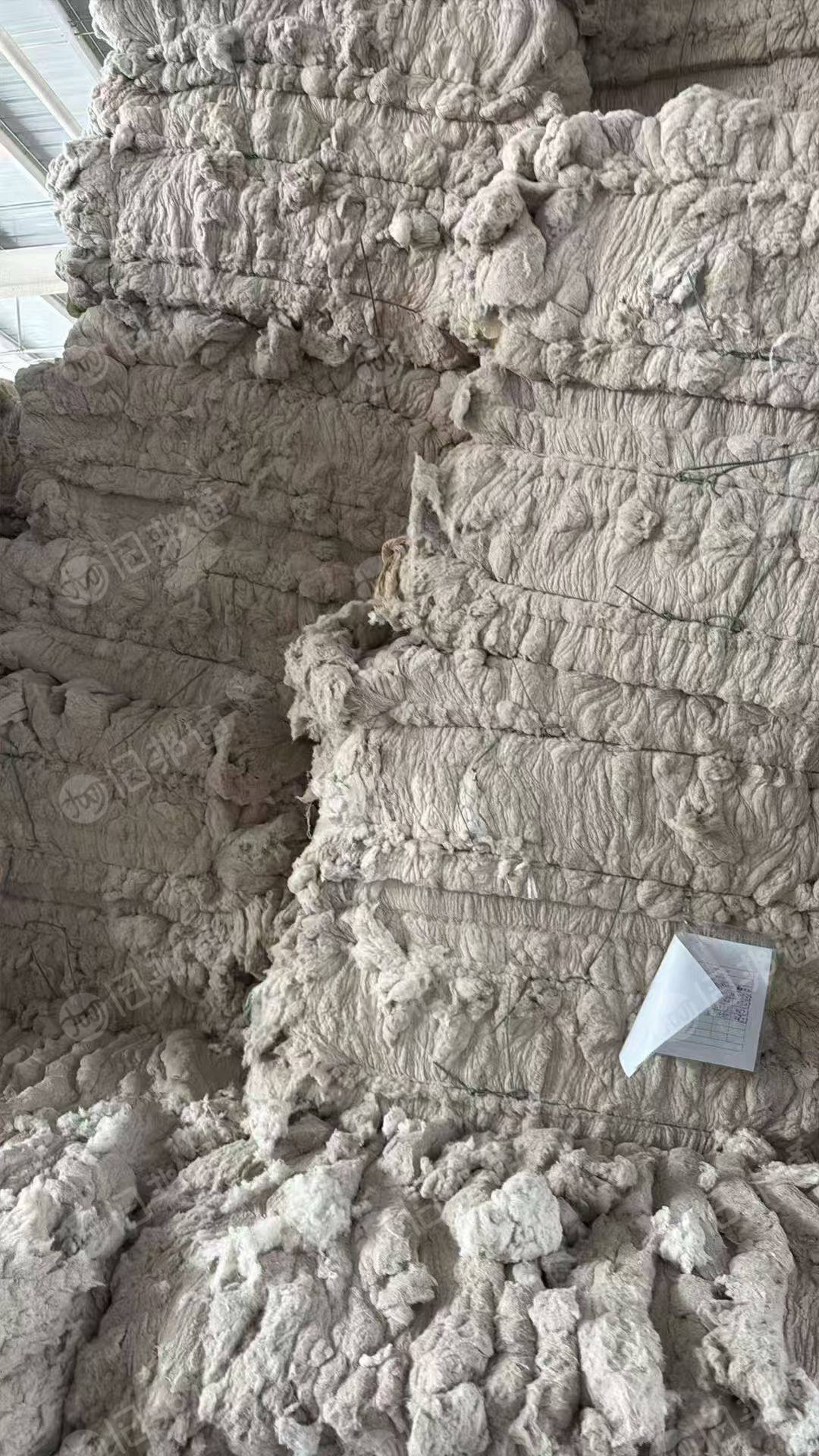 长期出售气流纺下来的纯棉鱼籽棉，纺纱厂下脚料，纺20-32支下来的，现货30吨，货在新疆阿克苏
