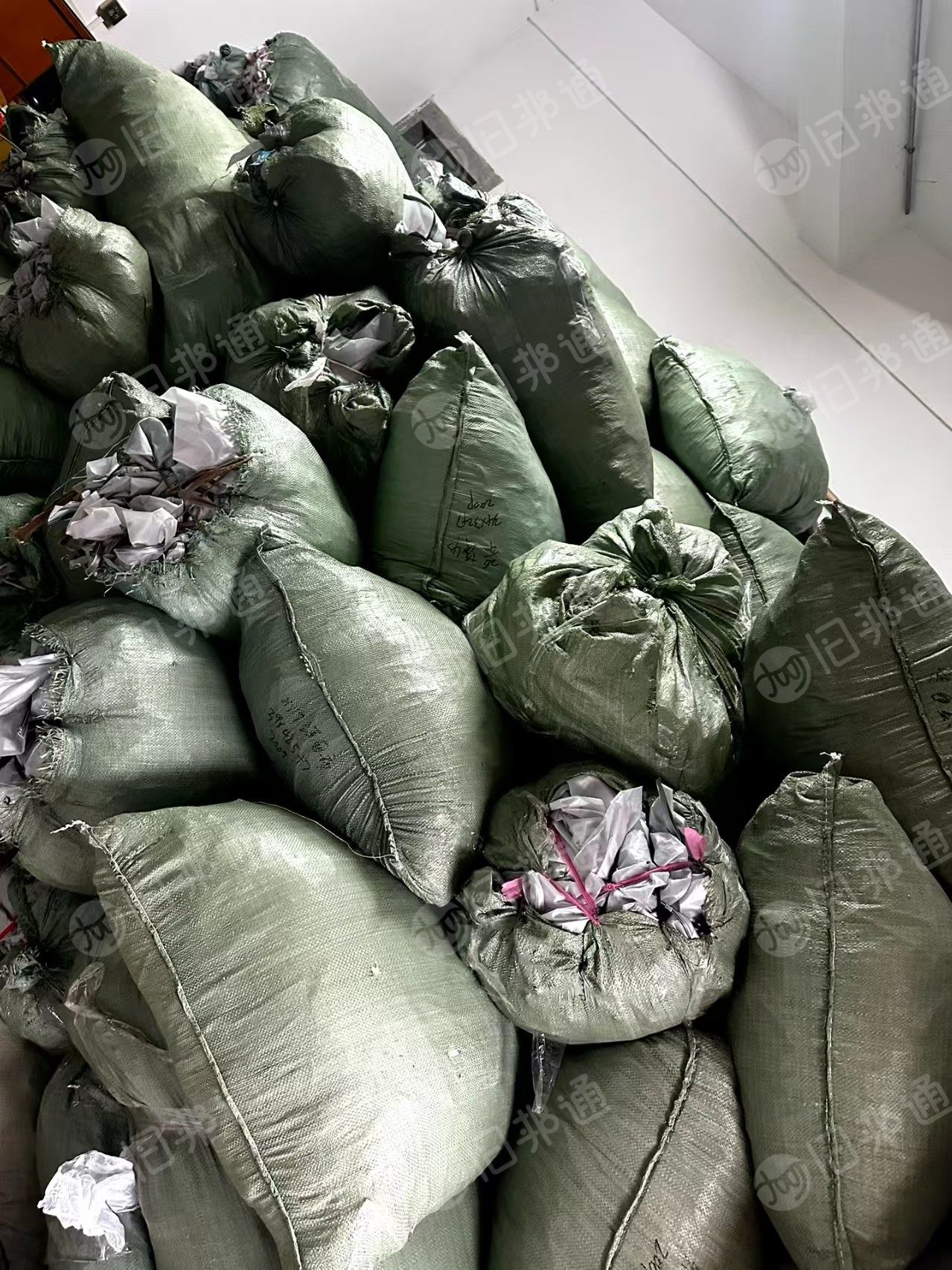 长期出售高压服装袋废料，现货10多吨