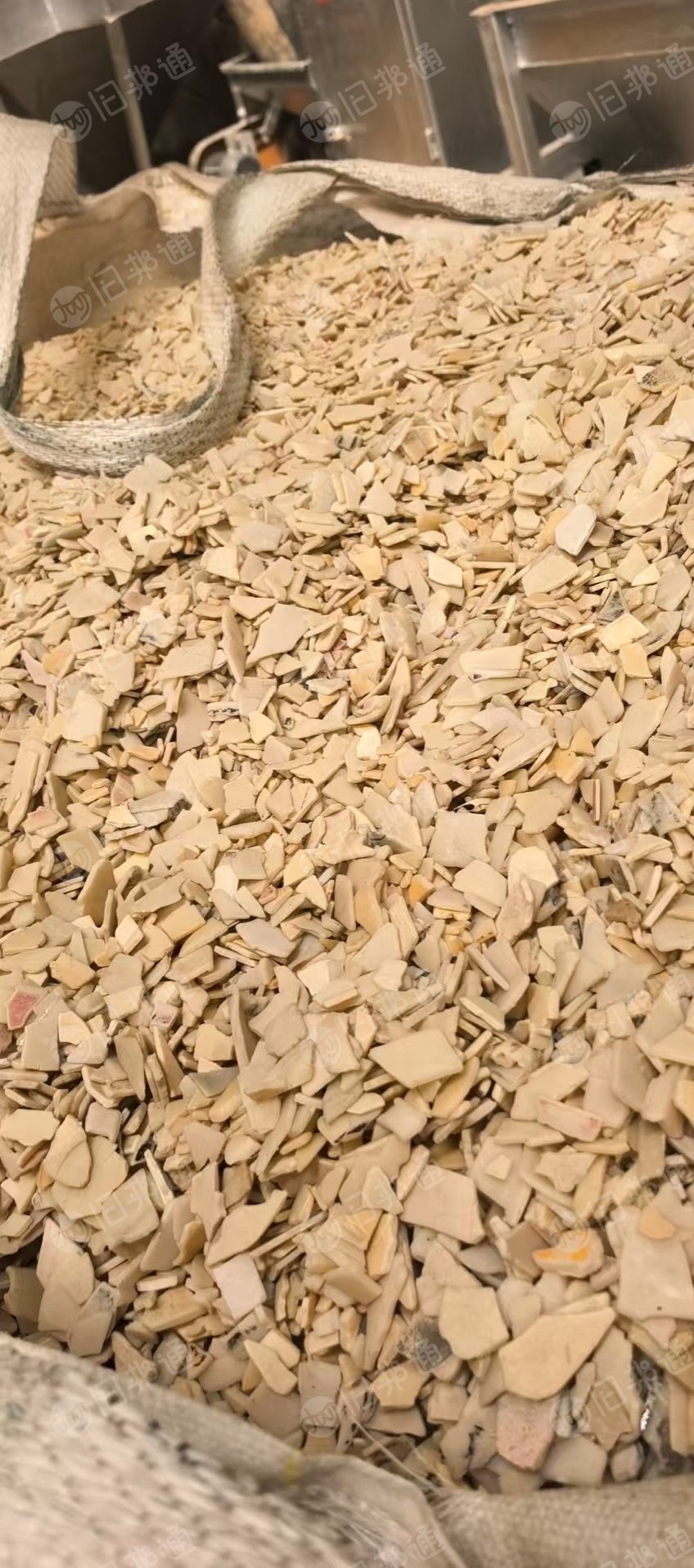 长期出售摩配褪漆本色ABS破碎料，现货100吨