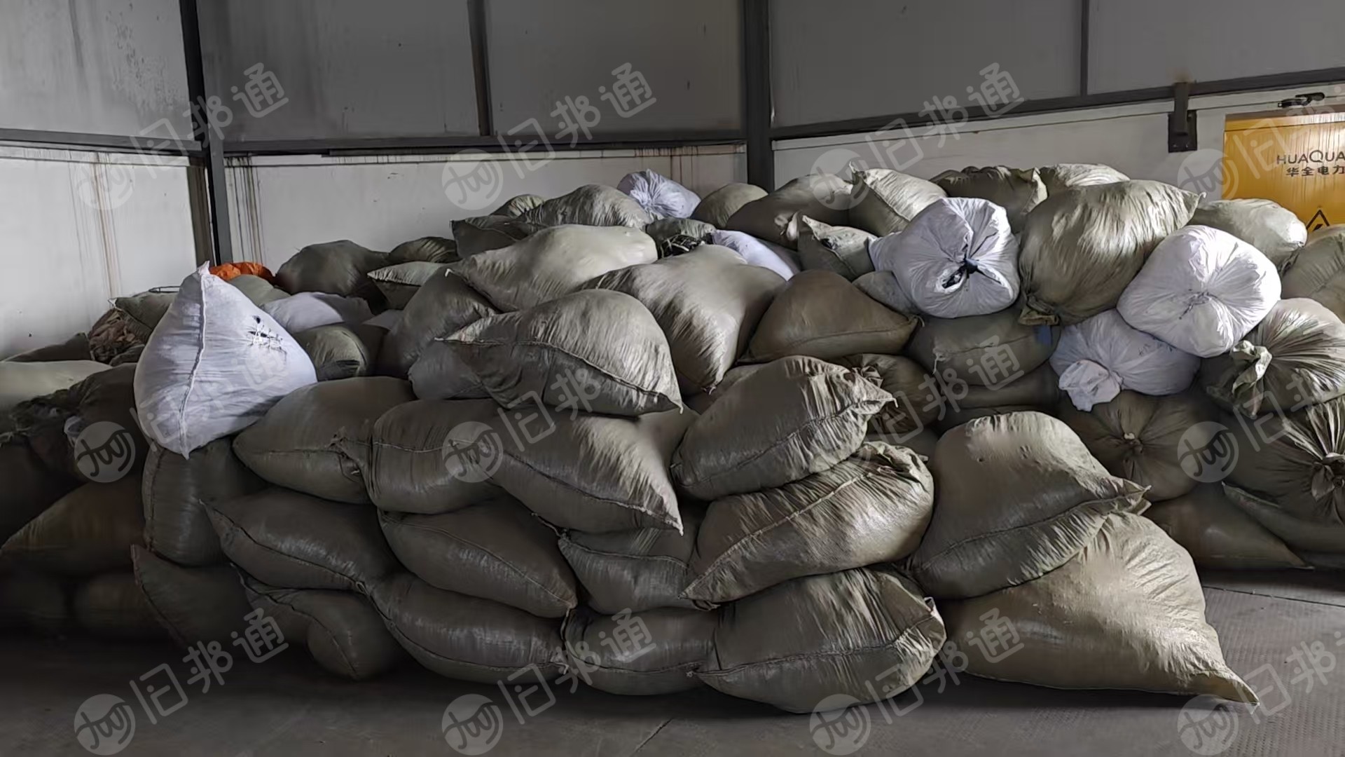 长期出售床垫厂下来的杂色涤纶废布，涤纶边角料，现货5吨，在浙江嘉兴