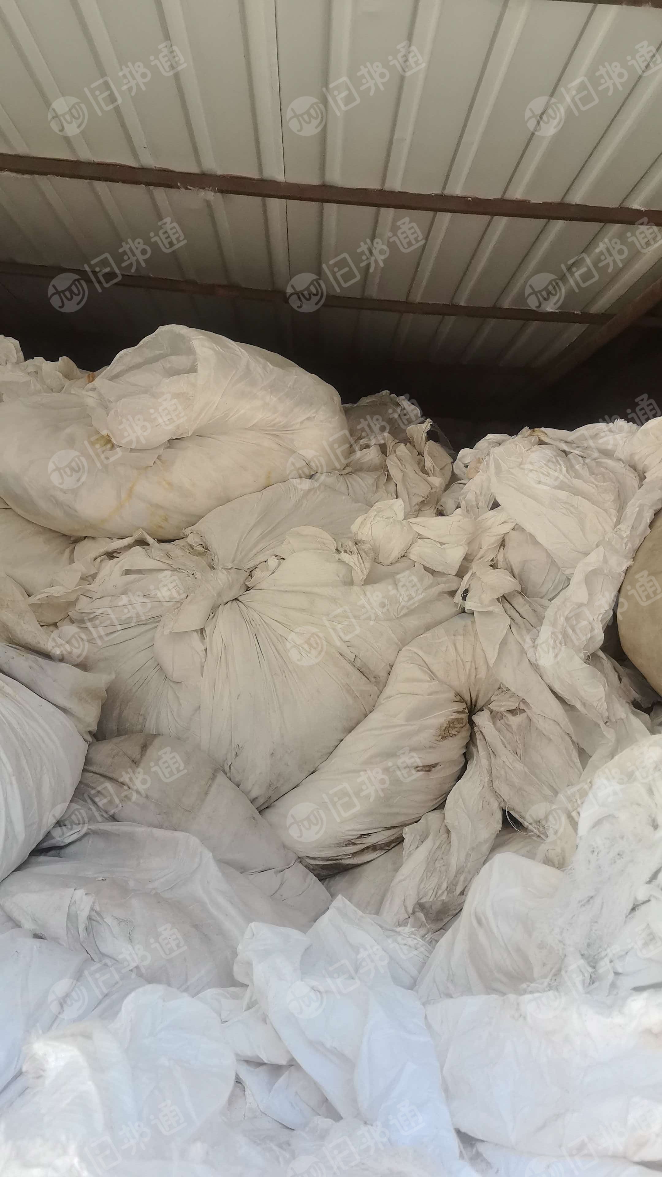 长期出售染厂下来的涤纶米白梭织废布,涤纶废布,白开花料,也有少量其他材质,开花用,现货11吨