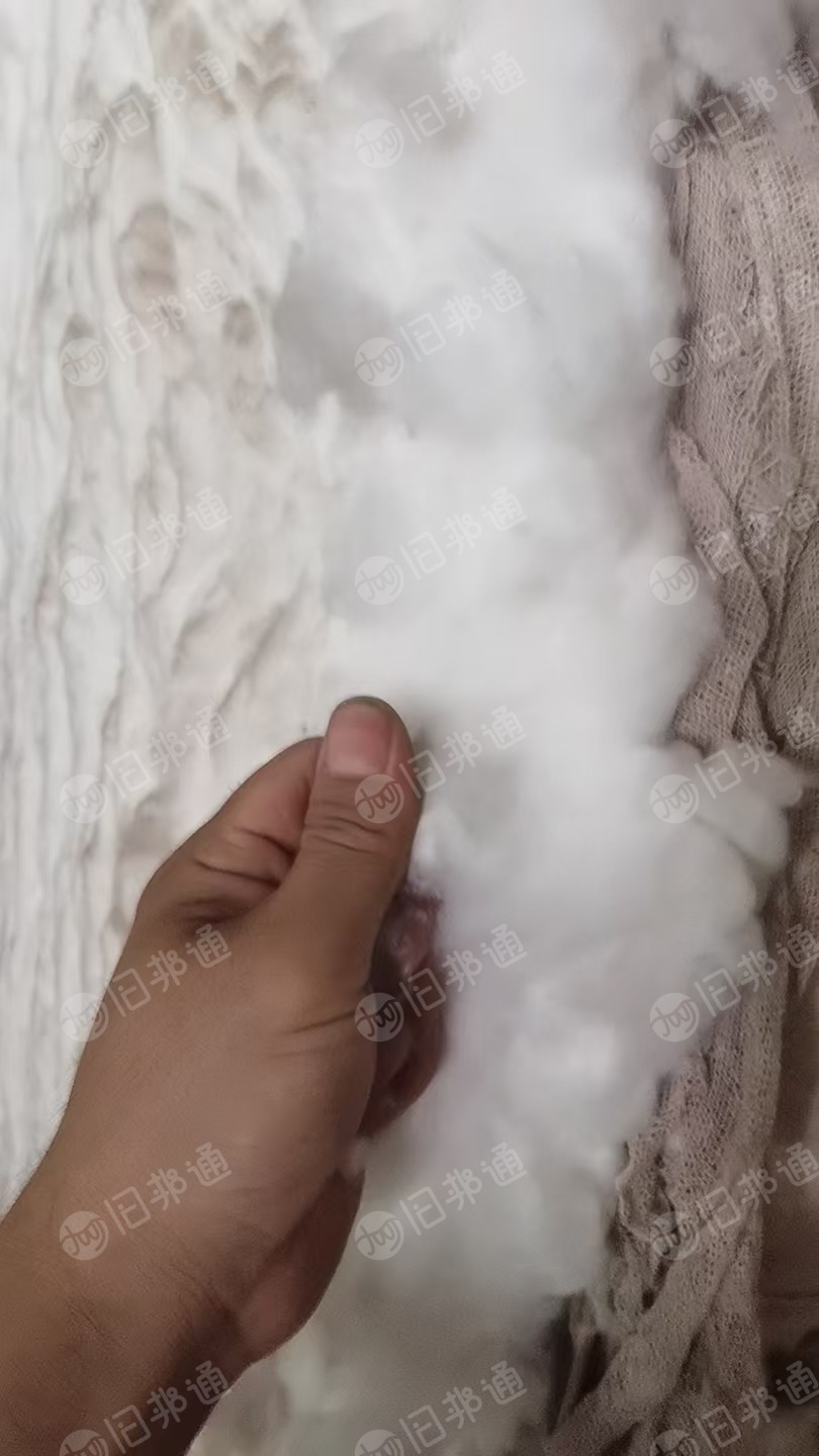 纺纱厂倒闭了,不干了,清仓处理20多吨涤黏无纺布开花棉,黏胶10涤纶90,可以气流纺21支