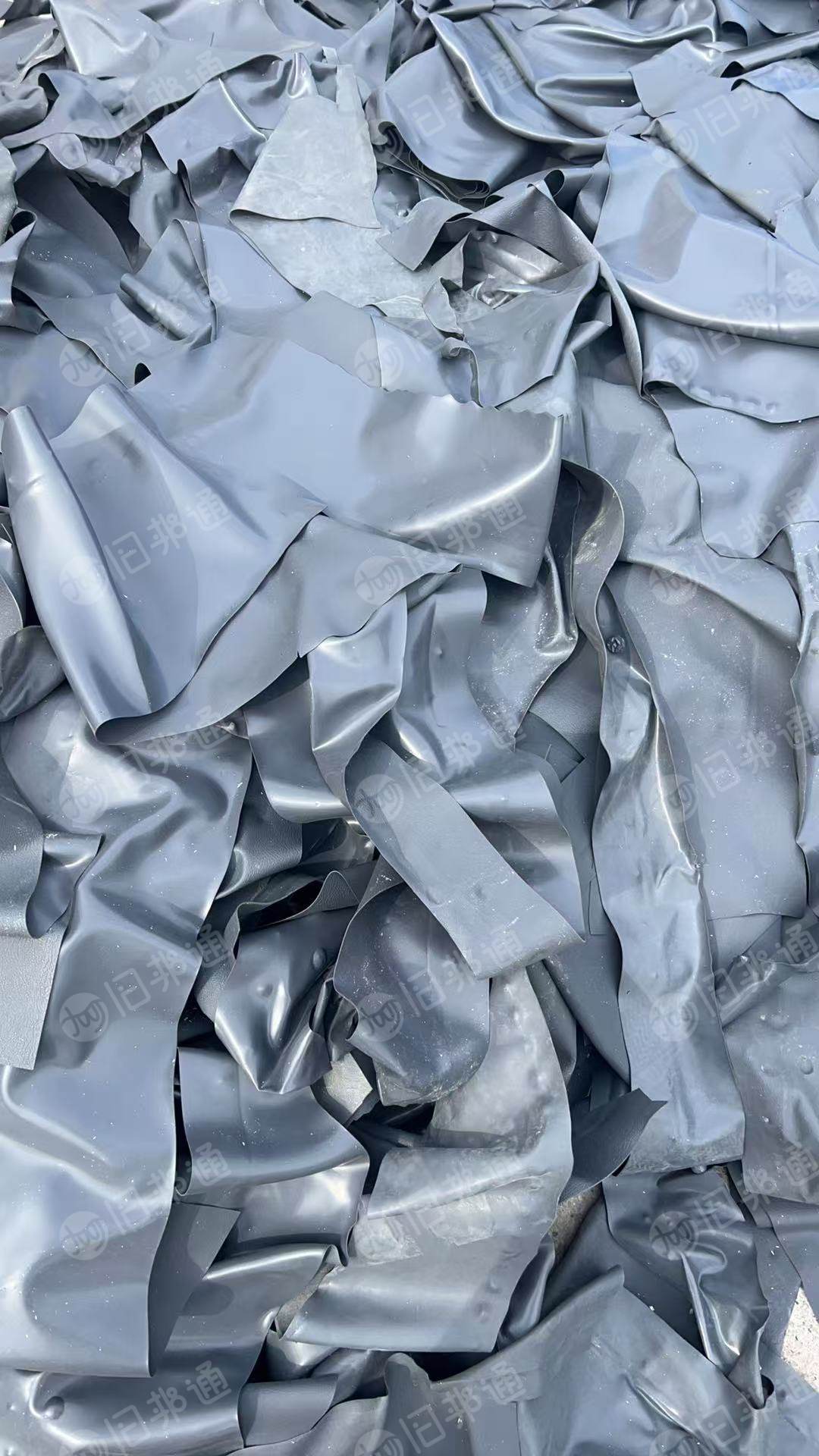 出售PVC汽车革破碎料，汽车内饰表皮，车企做仪表台下来的边角料，月供一百多吨
