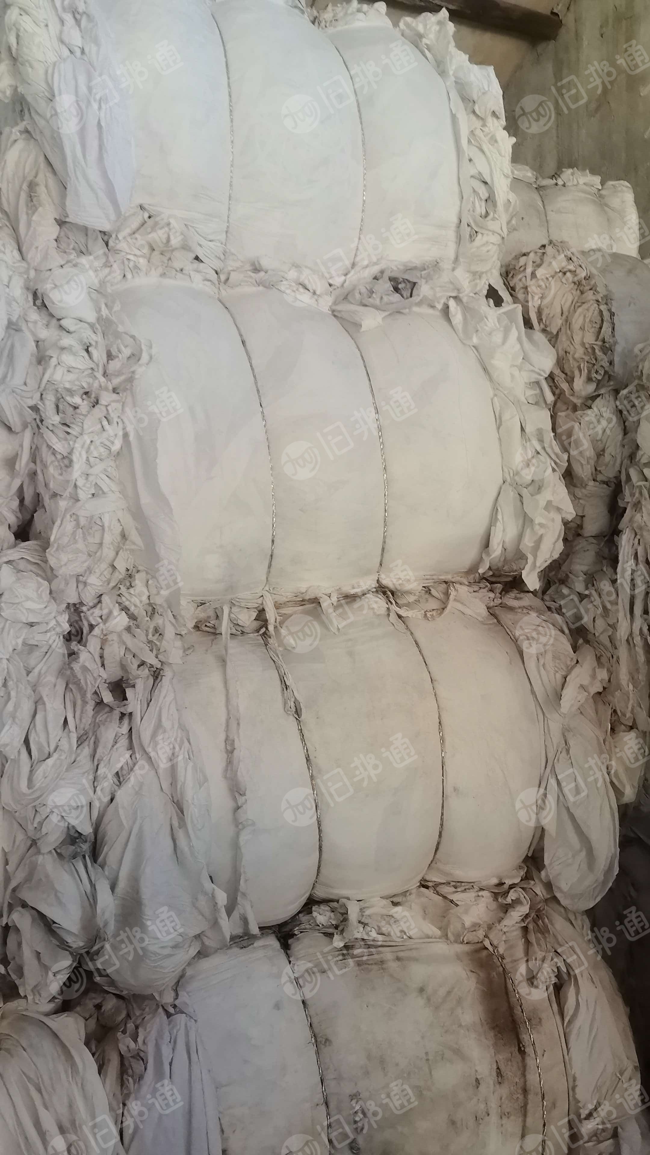 长期出售染厂下来的涤纶米白梭织废布,涤纶废布,白开花料,也有少量其他材质,开花用,现货11吨