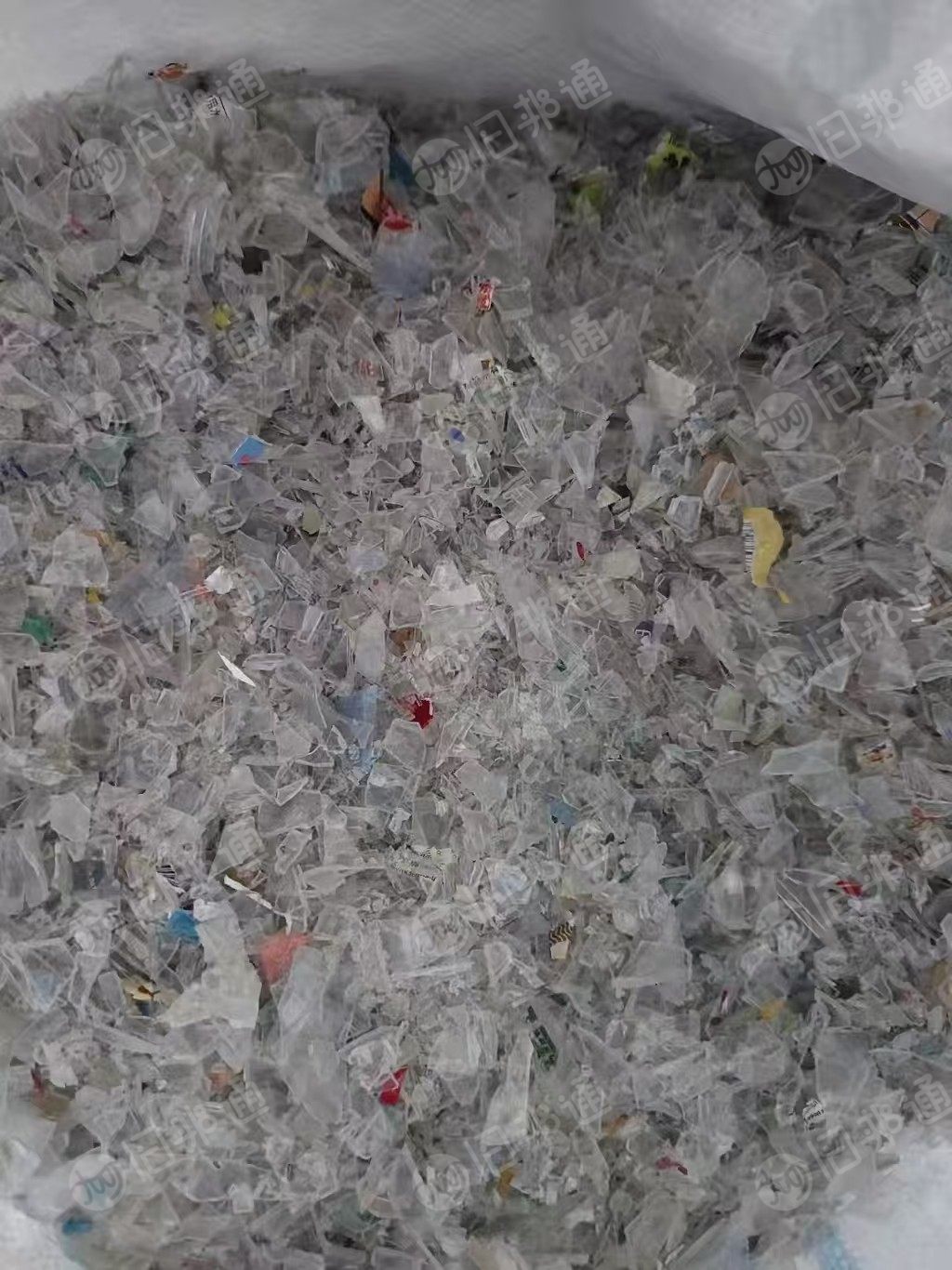 长期出售食品下来的pet吸塑盒破碎料，含标签，现货20吨