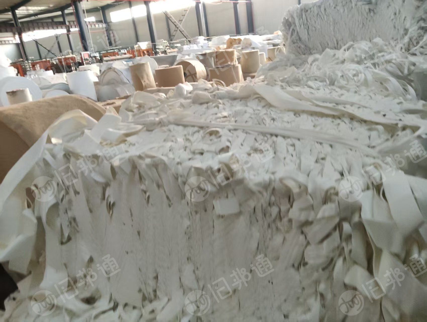 长期出售做环保滤袋下来的涤纶针织无纺布，涤纶无纺布边角料，月供50吨，货在江苏盐城