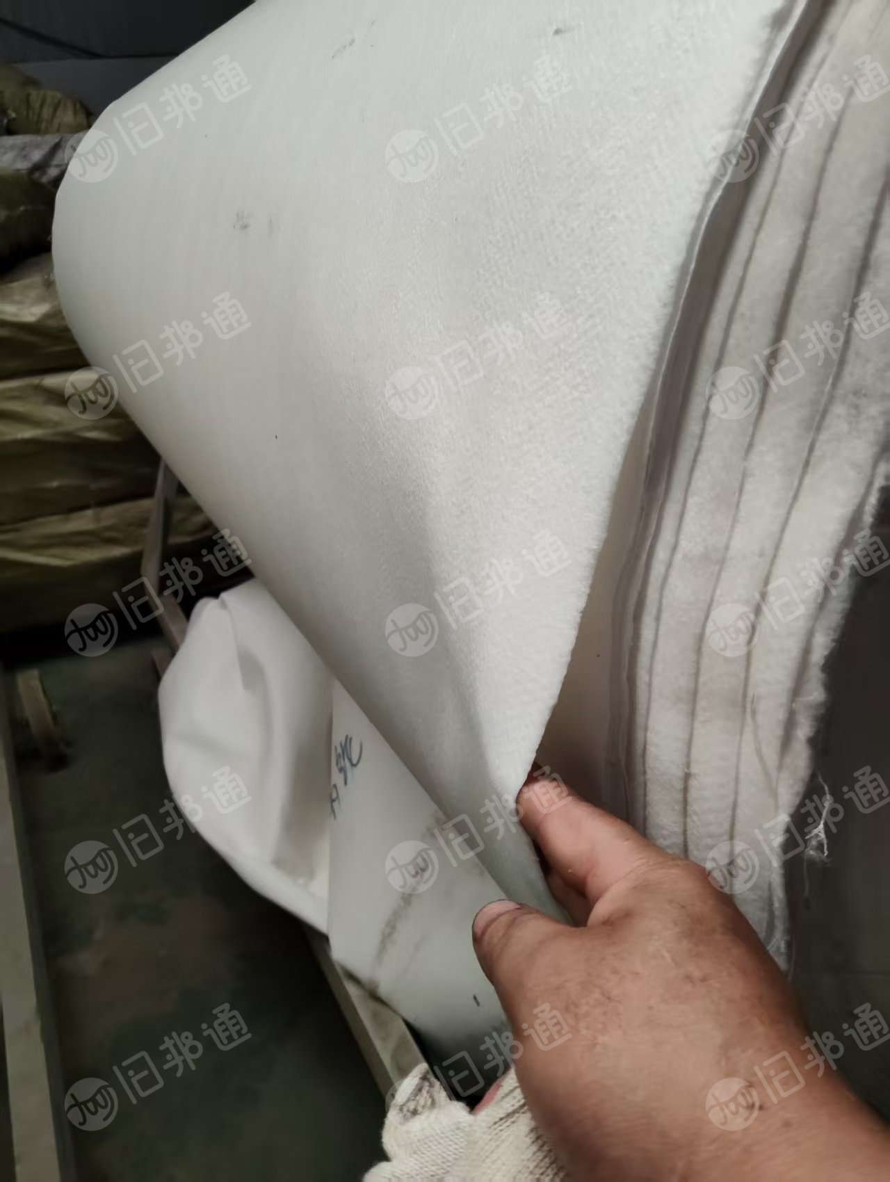 长期出售做环保滤袋下来的涤纶针织无纺布，涤纶无纺布边角料，月供50吨，货在江苏盐城