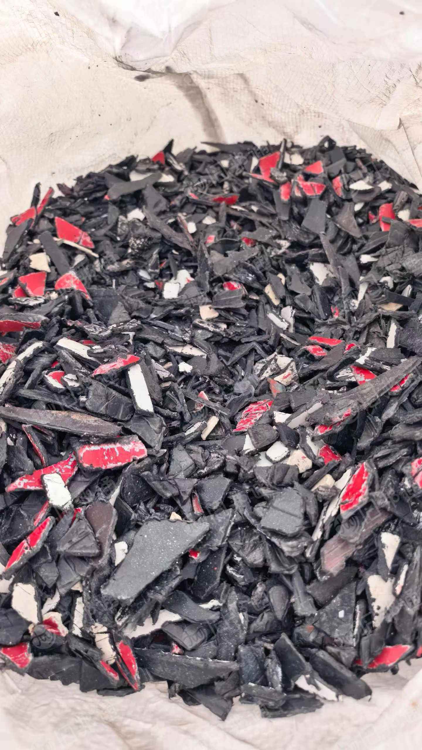 长期出售pp保险杠破碎料，没褪漆，现货七八吨