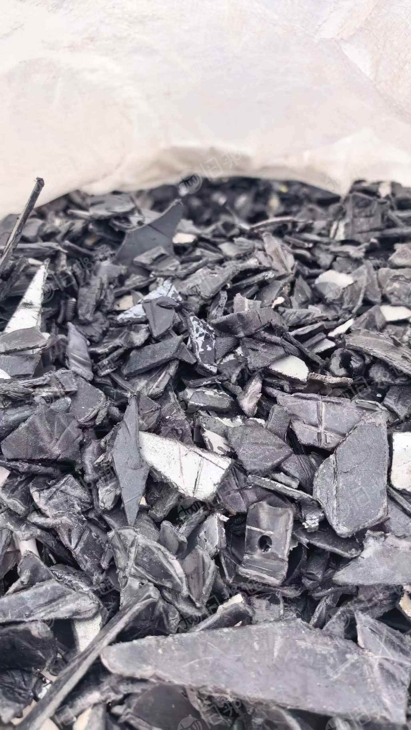 长期出售pp保险杠破碎料，没褪漆，现货七八吨