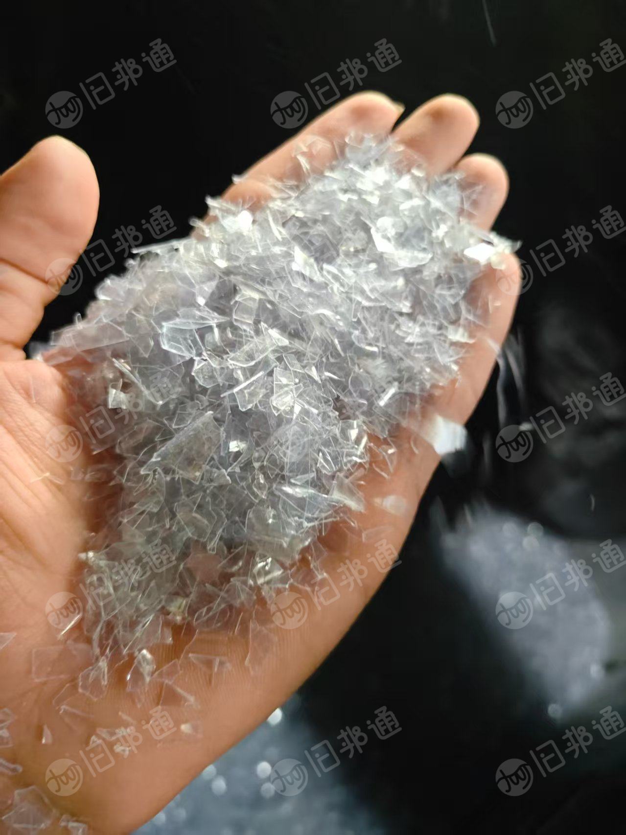 出售B级PET吸塑片破碎料，每个月三四十吨