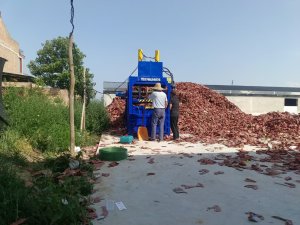 出售红色果袋纸废料