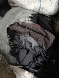 长期出售服装厂边角料，有泳装卷料，牛仔卷料，3米5米大块布，螺纹针织废布，统货出，在辽宁大连
