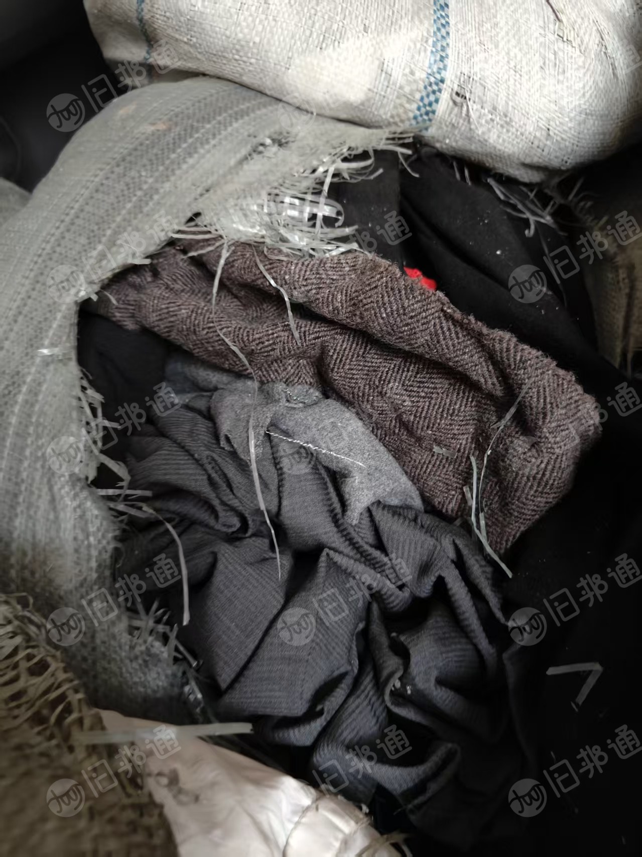 长期出售服装厂边角料，有泳装卷料，牛仔卷料，3米5米大块布，螺纹针织废布，统货出，在辽宁大连