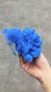 出售蓝色的涤纶短纤,涤纶短纤维，3D*38规格的，货在江苏南通