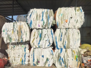 长期出售干造编织袋废料，现货20吨，每个月有30吨左右，包沙发下来的