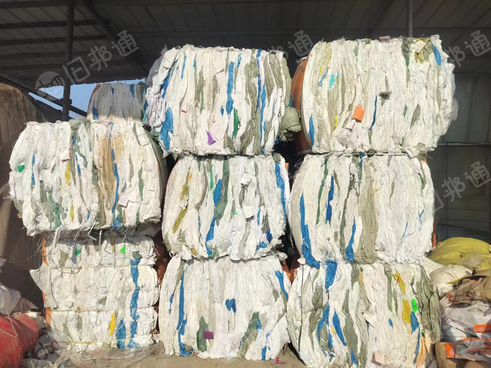 长期出售干造编织袋废料，现货20吨，每个月有30吨左右，包沙发下来的
