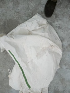 出售做部队里服装下来的白色废布，不是纯棉的，可以开花，现货有10吨左右，货在辽宁本溪
