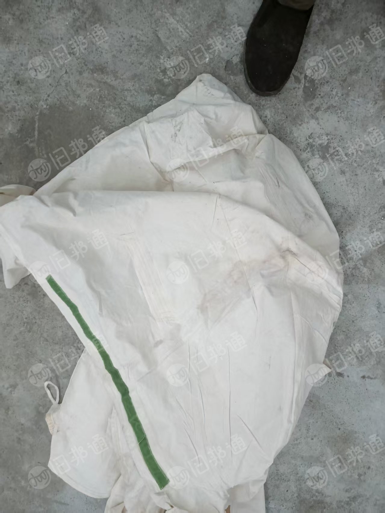 出售做部队里服装下来的白色废布，不是纯棉的，可以开花，现货有10吨左右，货在辽宁本溪
