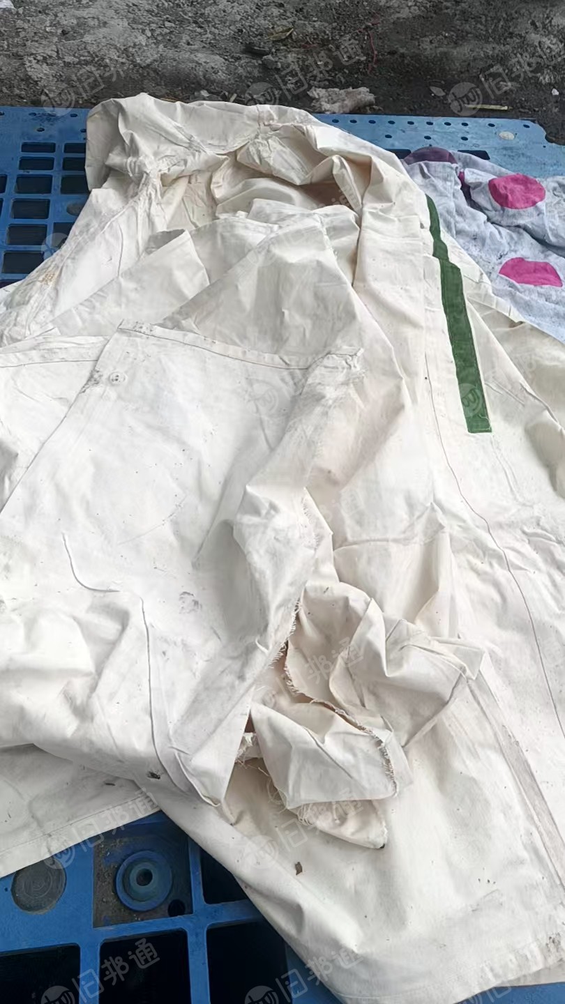 出售做部队里服装下来的白色废布，不是纯棉的，可以开花，现货有10吨左右，货在辽宁本溪