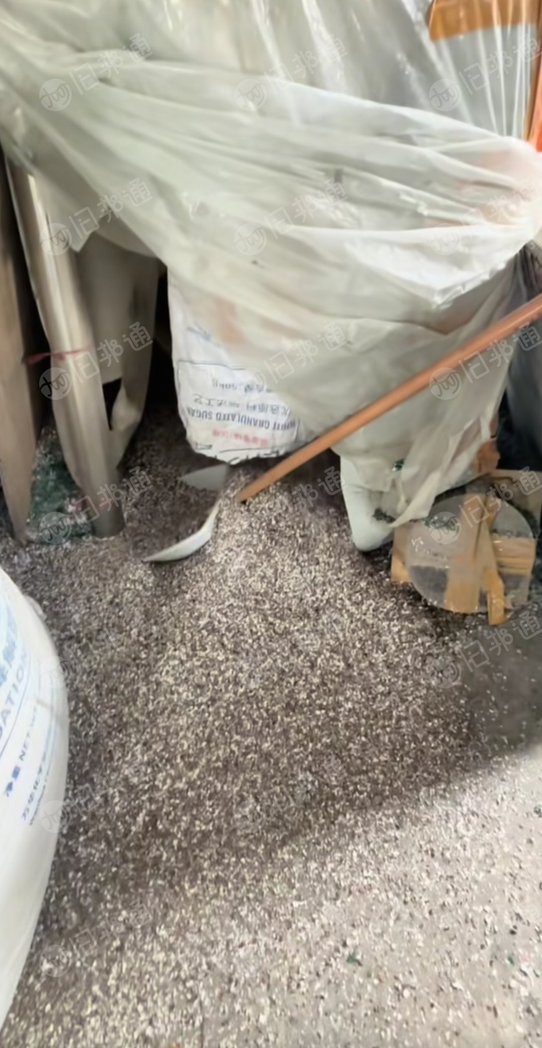 长期出售中性PVC墙纸破碎料，现货6米8一车