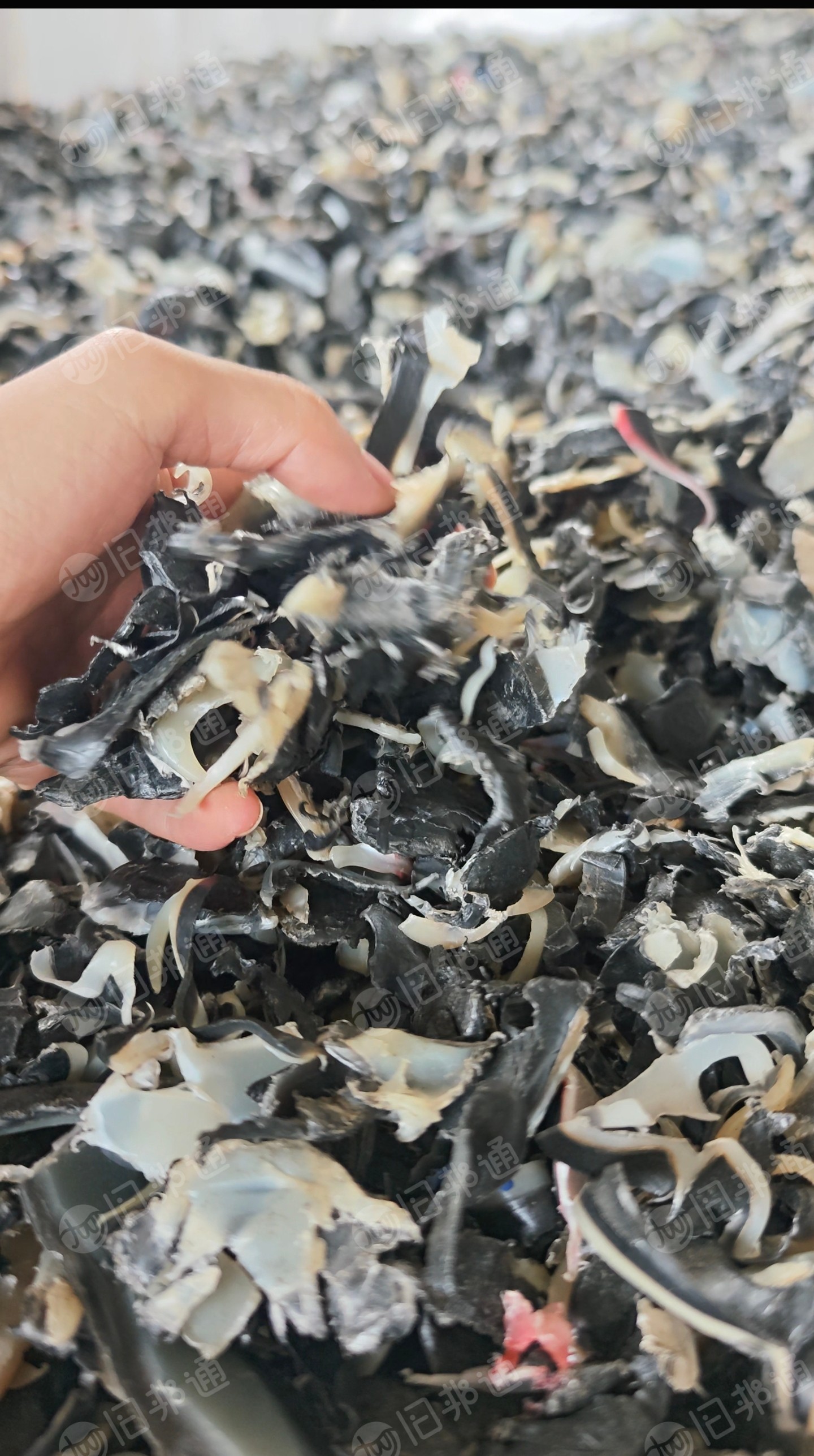 出售PE油箱破碎料，现货40吨