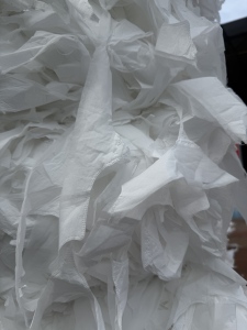 长期出售卫生巾下脚料，pe复合热风棉无纺布，现货四五十吨