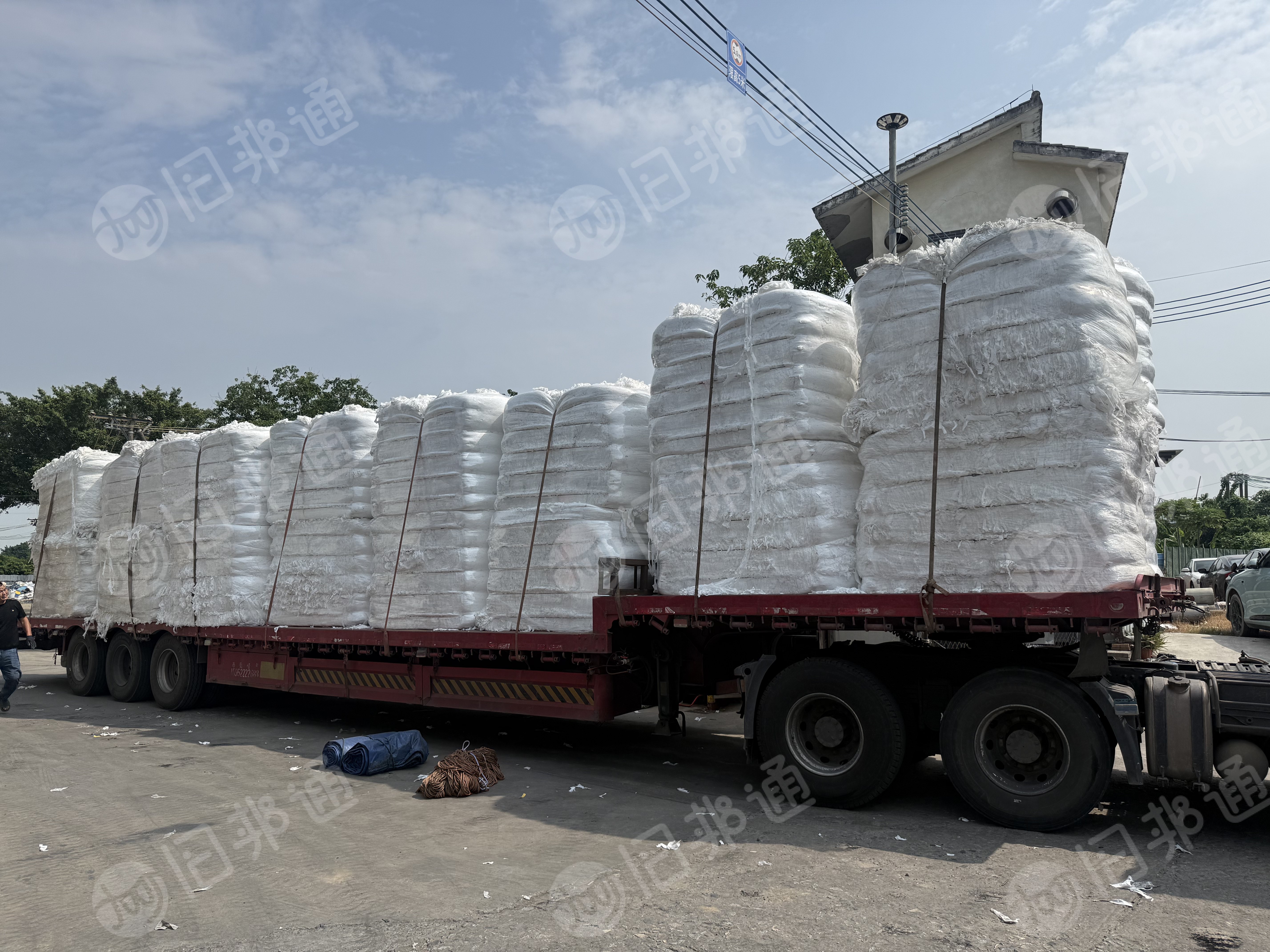 长期出售卫生巾下脚料，pe复合热风棉无纺布，现货四五十吨