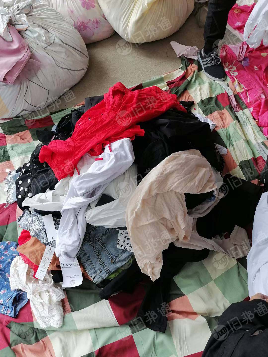 长期出售旧衣服夏装，冬装，鞋子，包包，羽绒服，月供十几吨，在江苏苏州