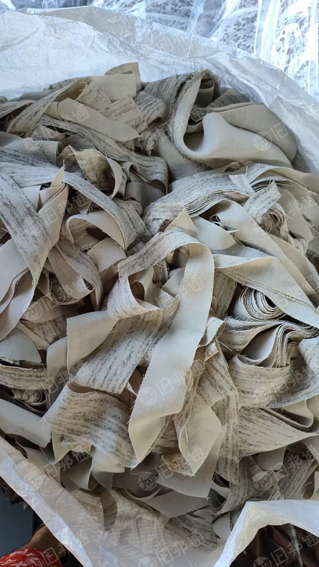 长期出售服装厂下来的涤纶废布，涤纶边角料，现货七八吨，货在江西萍乡