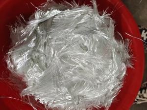 长期出售织布厂下来的玻璃纤维废丝，玻纤废丝，无碱的，在山东枣庄