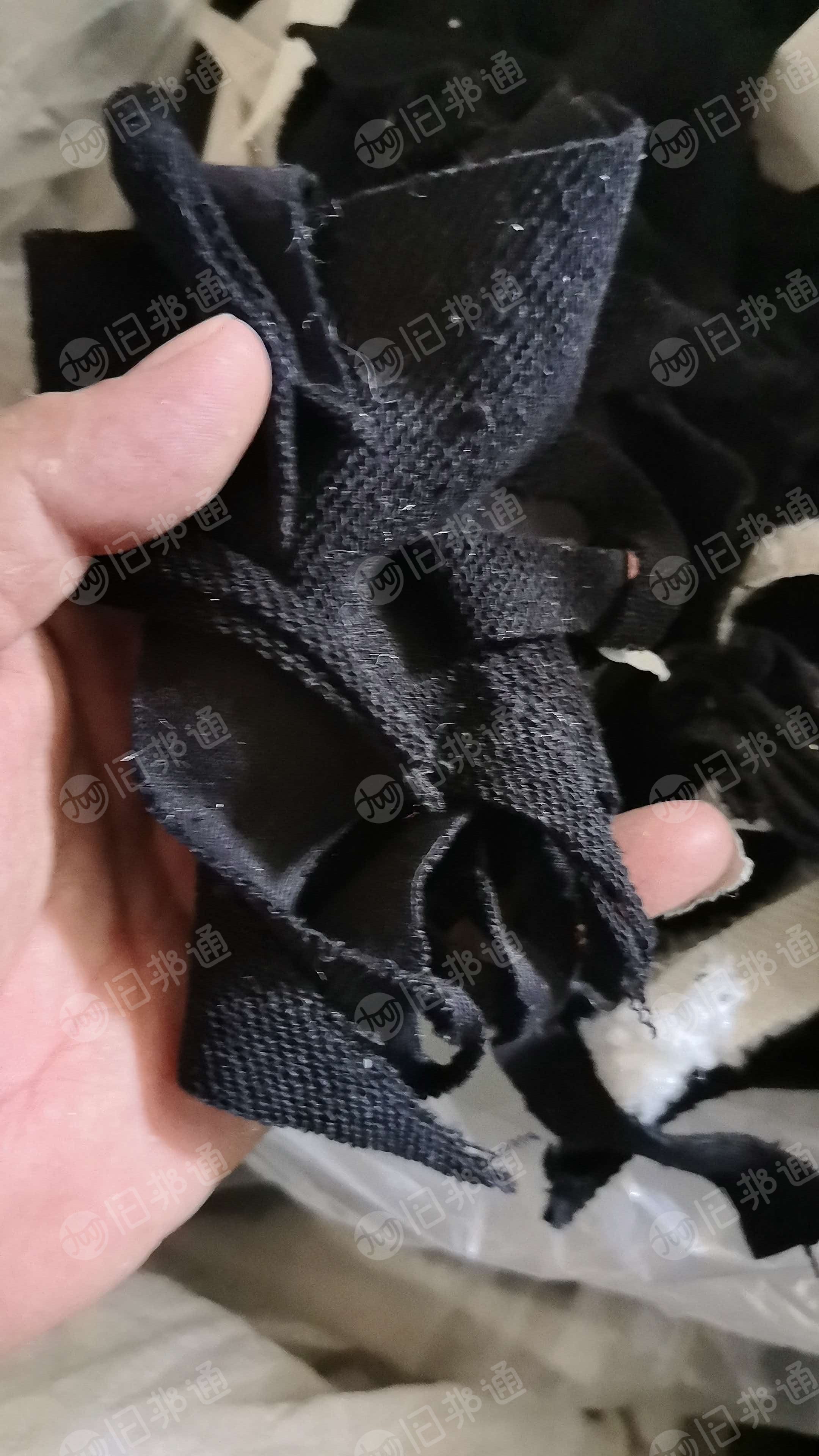 长期出售杂色氨纶废布，氨纶下脚料，黑色居多，统货出，月供10吨，在浙江嘉兴